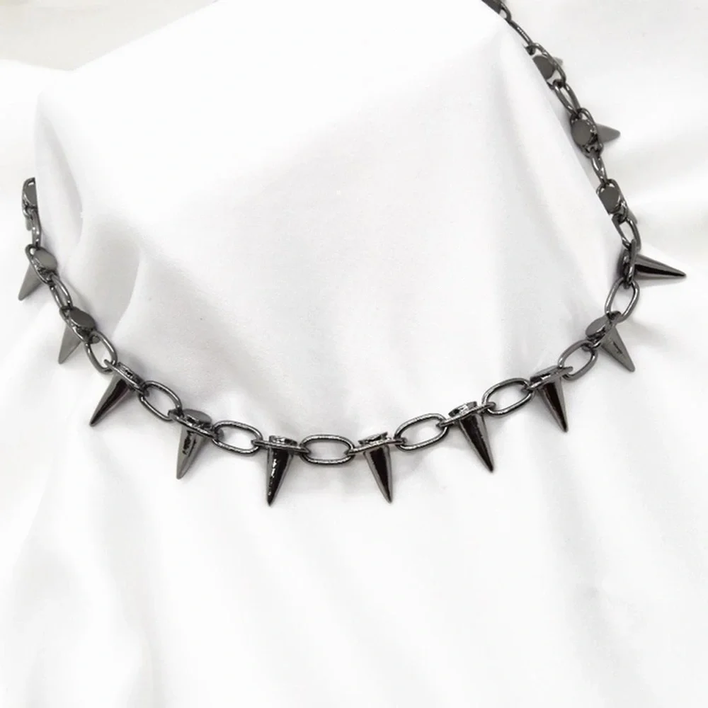 N/A spike necklace